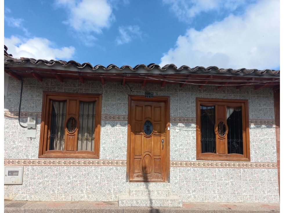 CASA EN VENTA, LA CEJA PRIMER PISO.