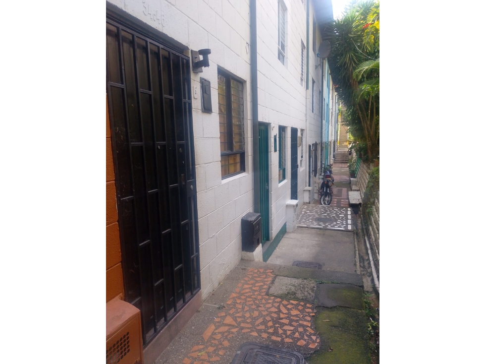 CASA EN VENTA EN SALVADOR MEDELLIN TRES NIVELES