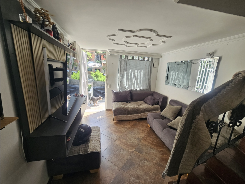 CASA EN VENTA EN BUENOS AIRES MEDELLIN TRES NIVELES — foto 3