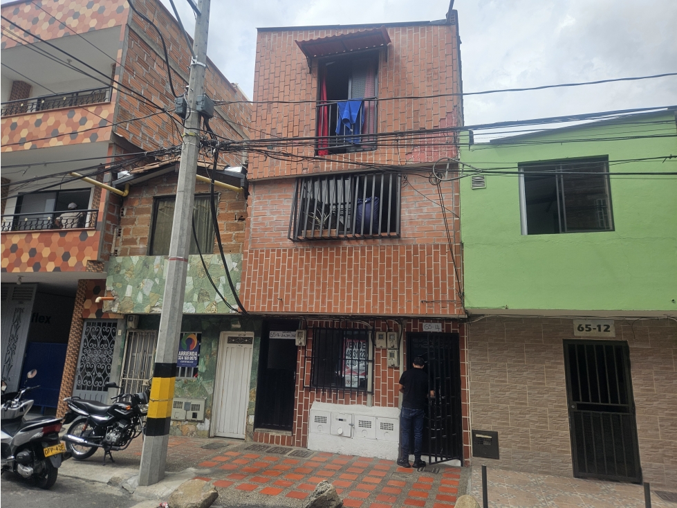 EN VENTA CASA EN EL BARRIO TRINIDAD, PISO 1