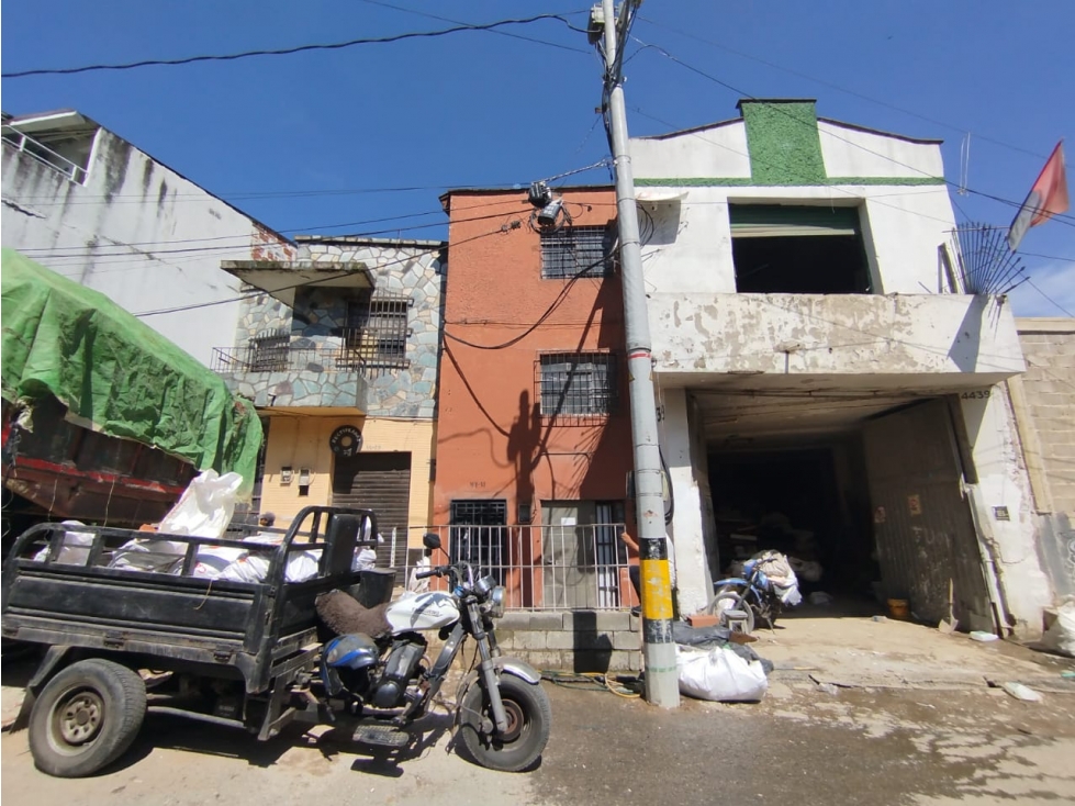 CASA EN VENTA EN EL CENTRO DE MEDELLIN. TRES NIVELES
