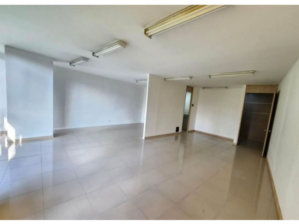 OFICINA EN ARRIENDO Y/OVENTA EN SECTOR CASTROPOL - POBLADO — foto 3