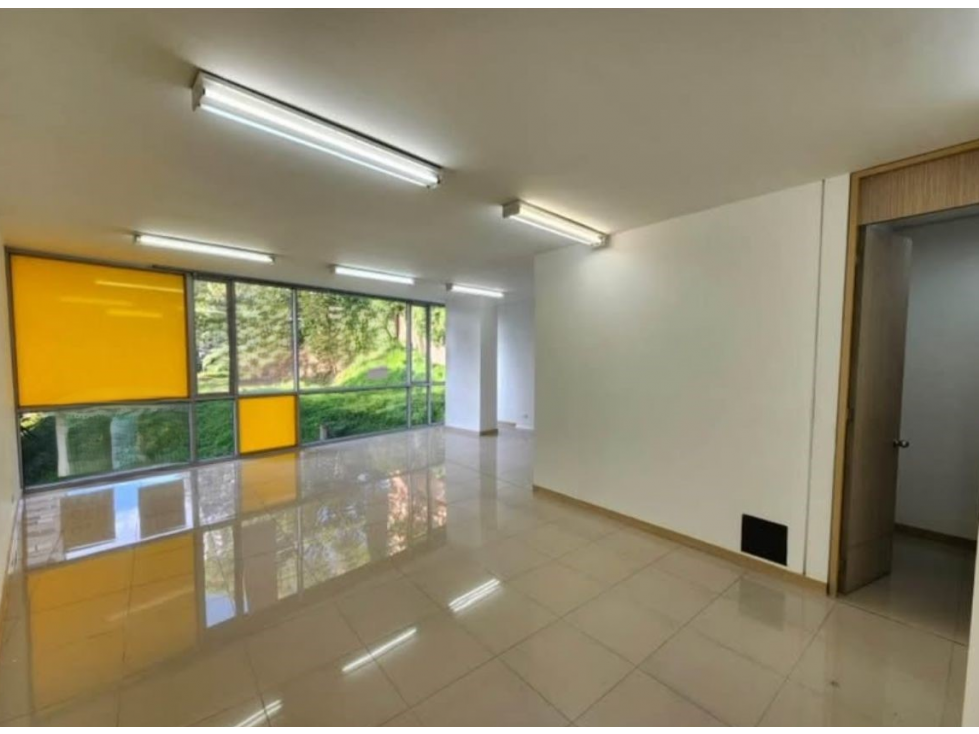 OFICINA EN ARRIENDO Y/OVENTA EN SECTOR CASTROPOL - POBLADO — foto 2