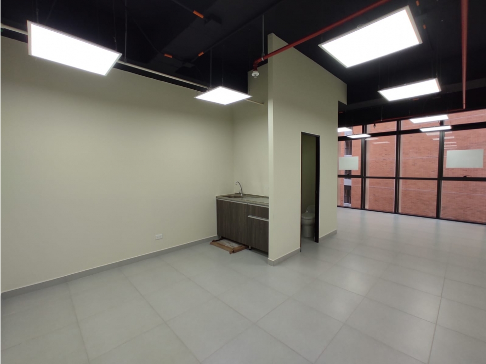 Oficina en arriendo en el poblado