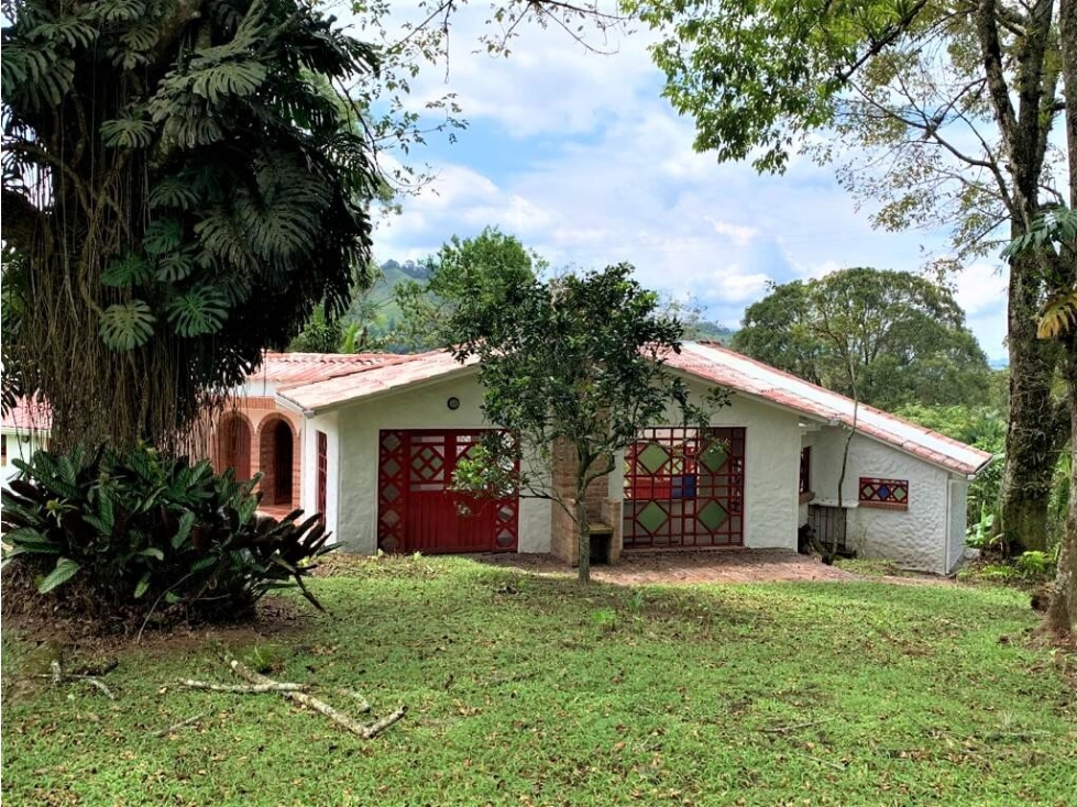 Casa Campestre en Conjunto Cerrado en Sasaima (Cund) 3.670 m2 - 1