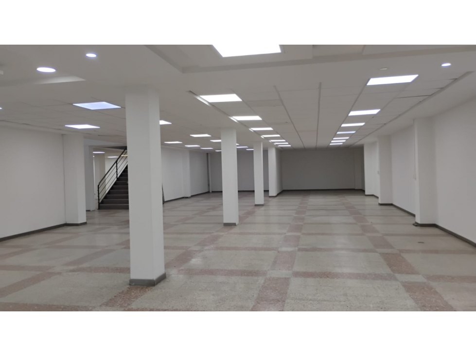 ARRIENDO BODEGA OFICINAS TOBERIN