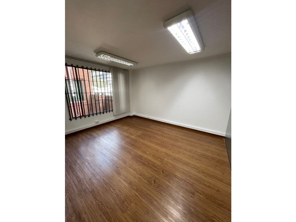 ARRIENDO OFICINA CHICO ADECUADA