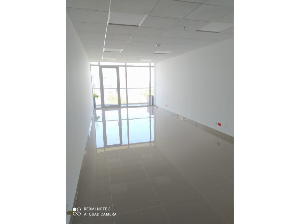 SEGRERA MUTIS ARRIENDA OFICINA EN MANGA EDIFICIO MODERNO — foto 6