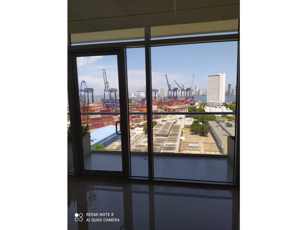 SEGRERA MUTIS ARRIENDA OFICINA EN MANGA EDIFICIO MODERNO — foto 3