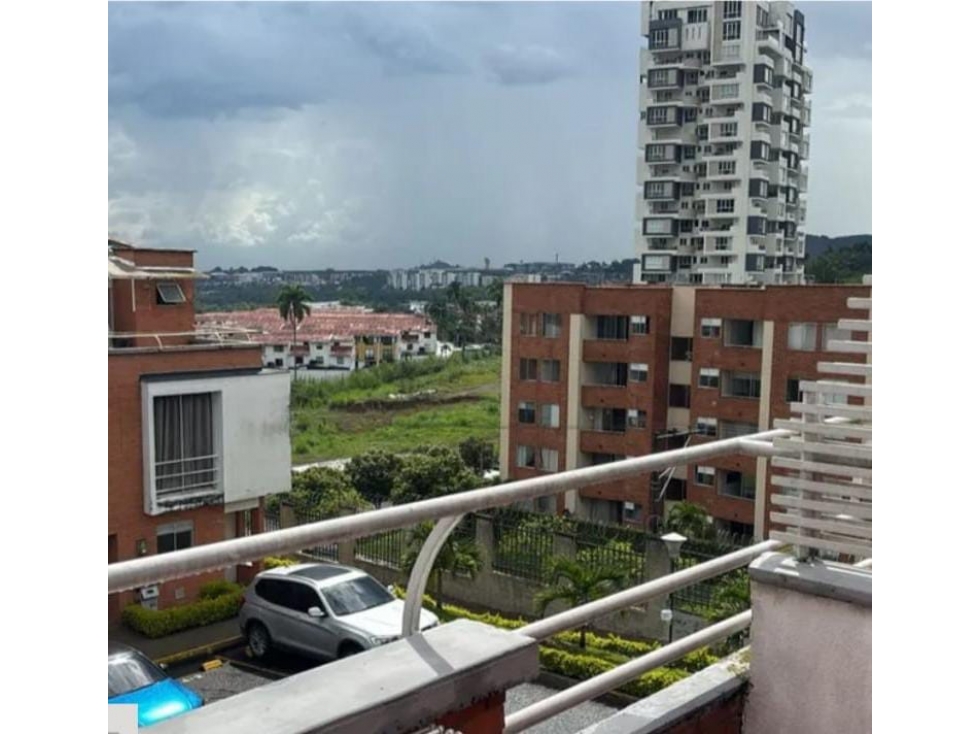 Casa de tres niveles en venta Avenida Sur