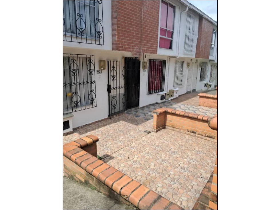 Casa esquinera en venta de tres pisos con apartamento independiente