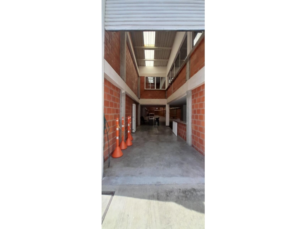 Bodega en Venta Zona Comercial de Tuluá, Barrio Tomás Uribe - 2