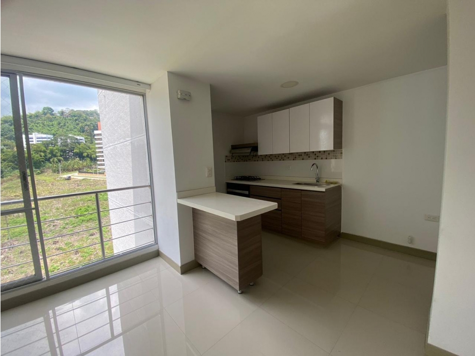 Apartamento en Venta con Luz Natural y Vista Verde en Pinares