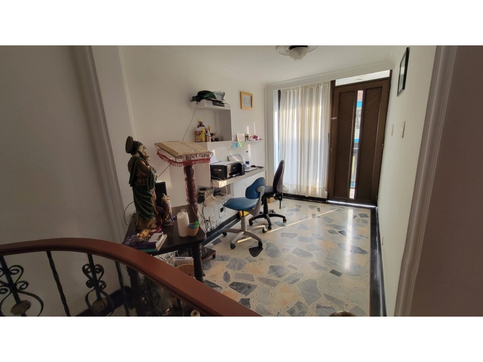Casa de tres niveles + apartamento independiente para estrenar