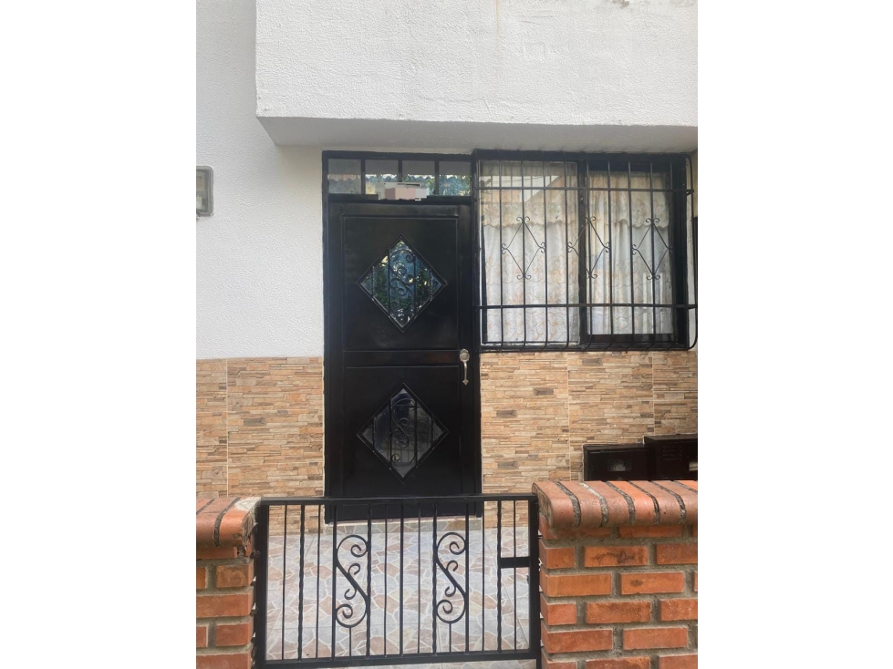 Venta de casa de tres niveles en la hacienda Cuba