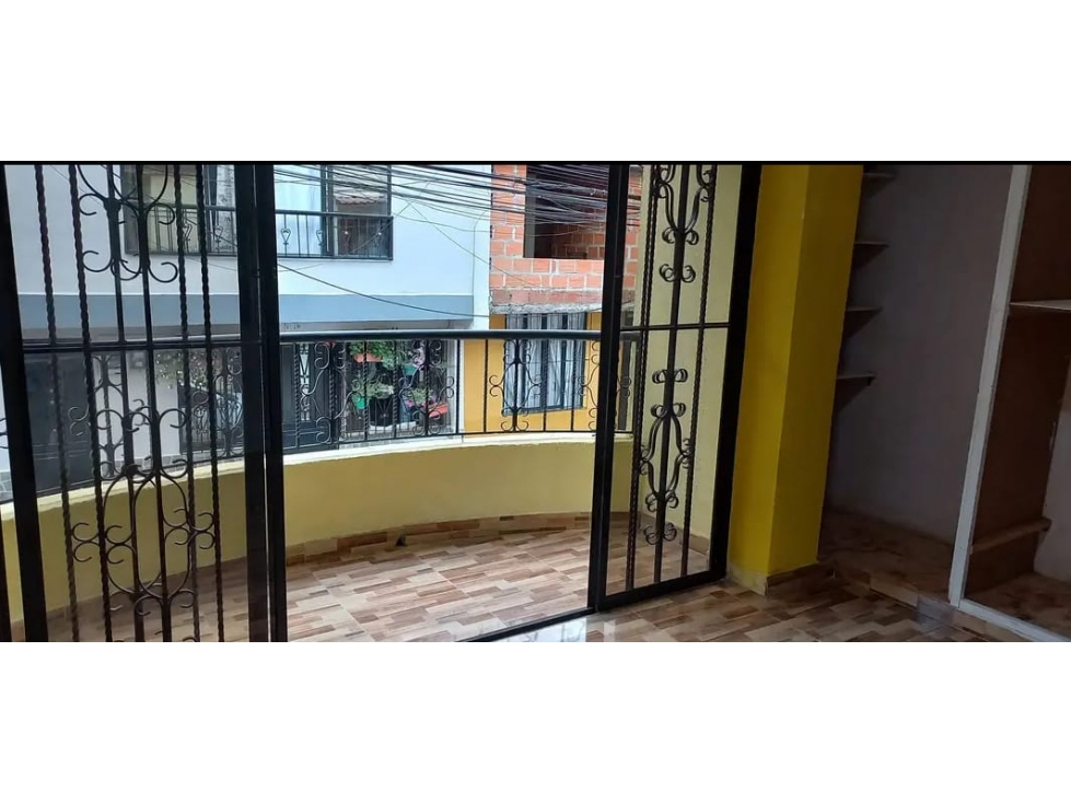 Casa de tres pisos en venta Samaria Pereira