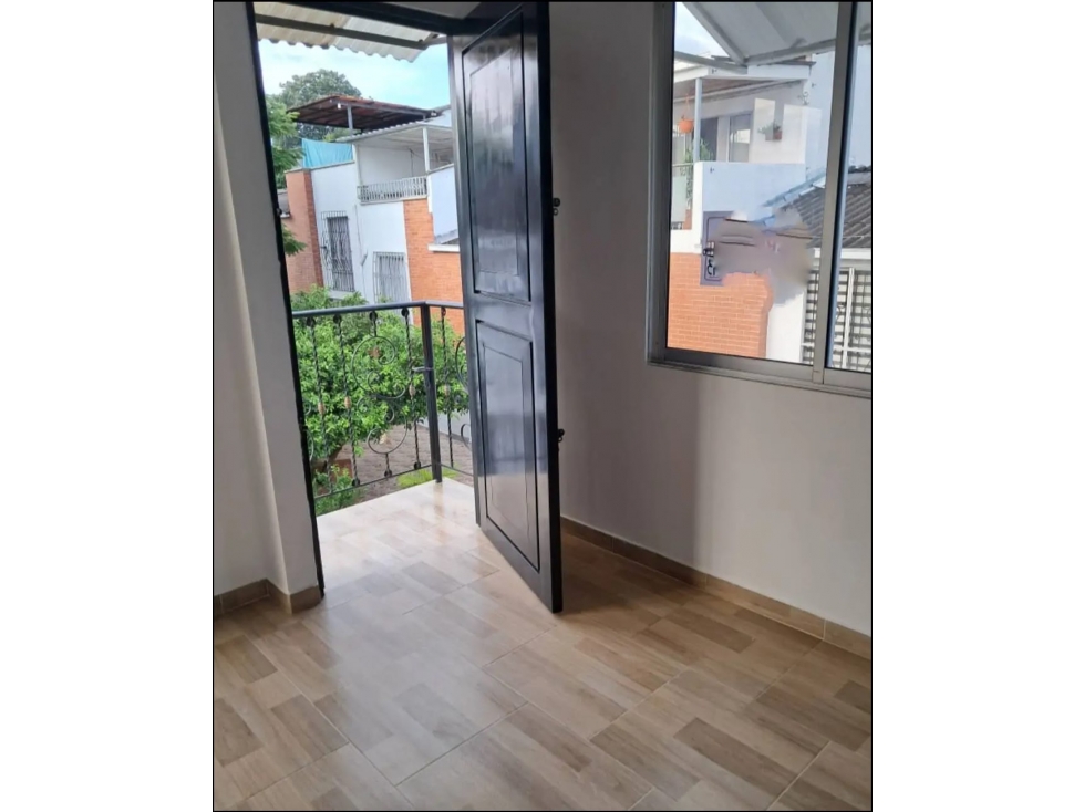 Casa esquinera en venta de tres pisos con apartamento independiente — foto 3