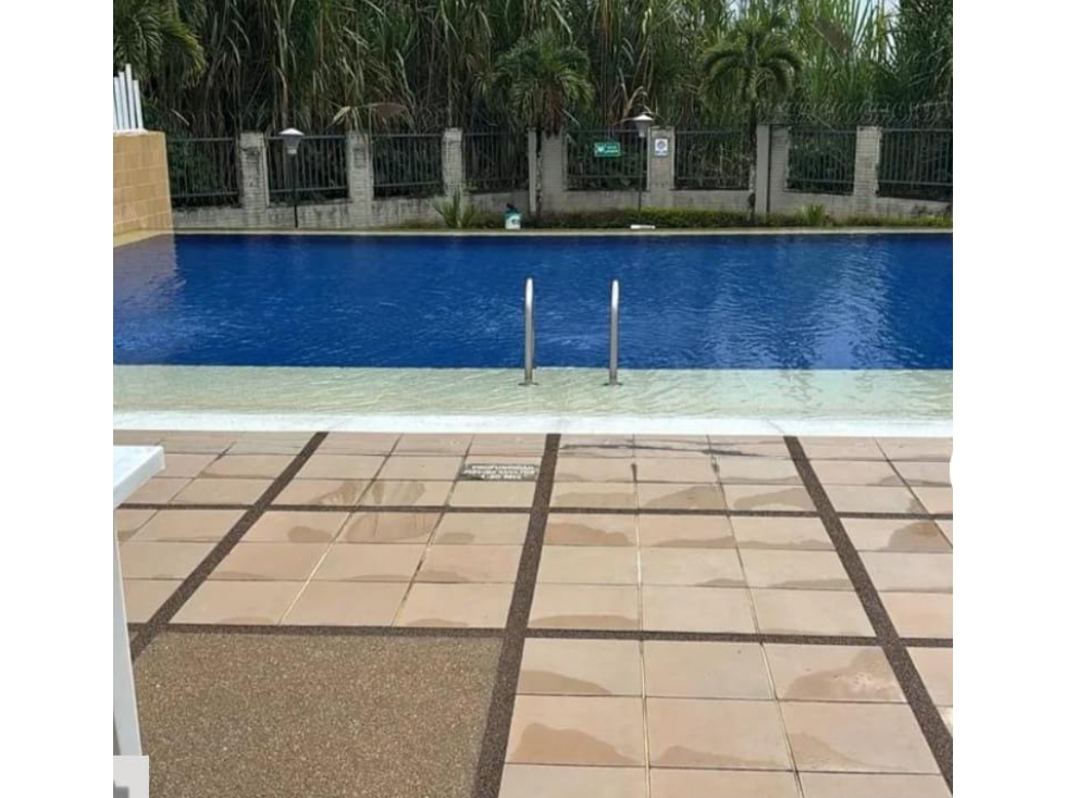 Casa de tres niveles en venta Avenida Sur — foto 2