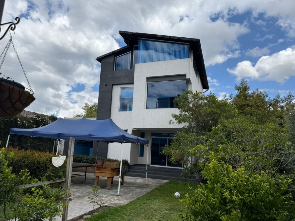 CASA DE VENTA SECTOR CARAPUNGO, A DOS CUADRAS DEL CC PORTAL SHOPPING