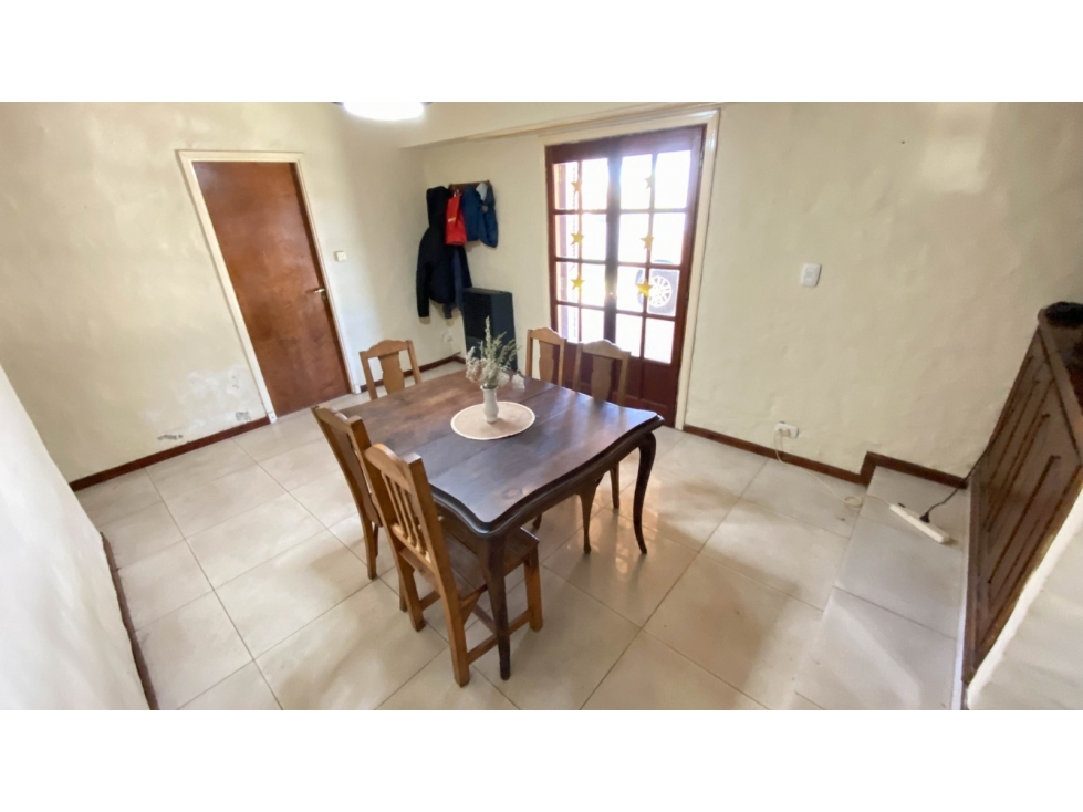 Casa de tres dorm, con amplio lote y pileta. - 3