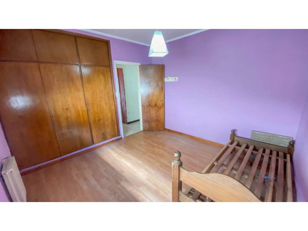 Casa de tres dorm, con amplio lote y pileta. - 6