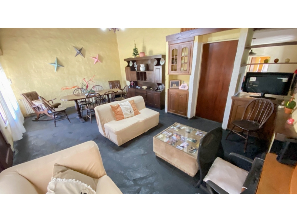 Casa de tres dorm, con amplio lote y pileta. - 2