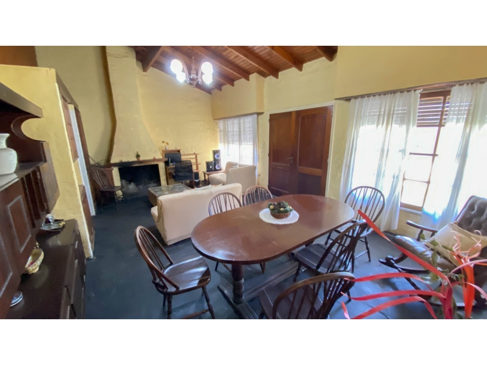 Casa de tres dorm, con amplio lote y pileta. - 1