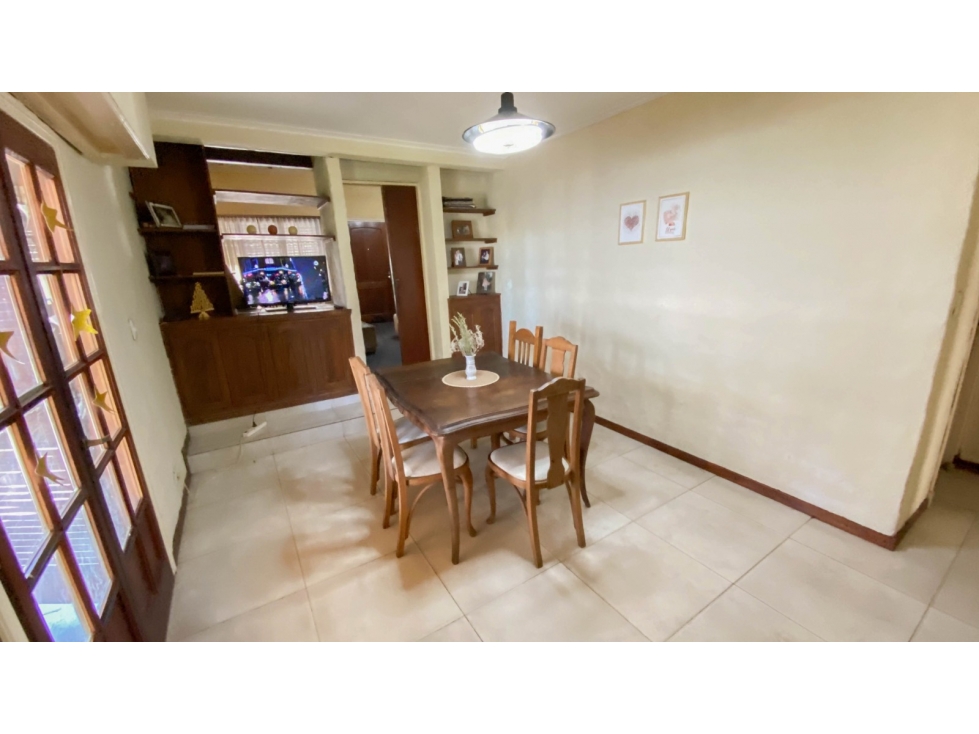 Casa de tres dorm, con amplio lote y pileta. - 4