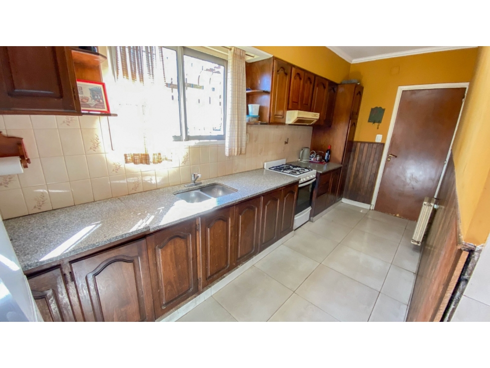 Casa de tres dorm, con amplio lote y pileta. - 5