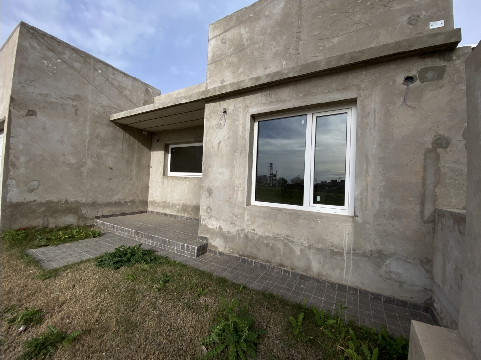 EN VENTA CASA DE 3 DORMITORIOS A ESTRENAR - 1