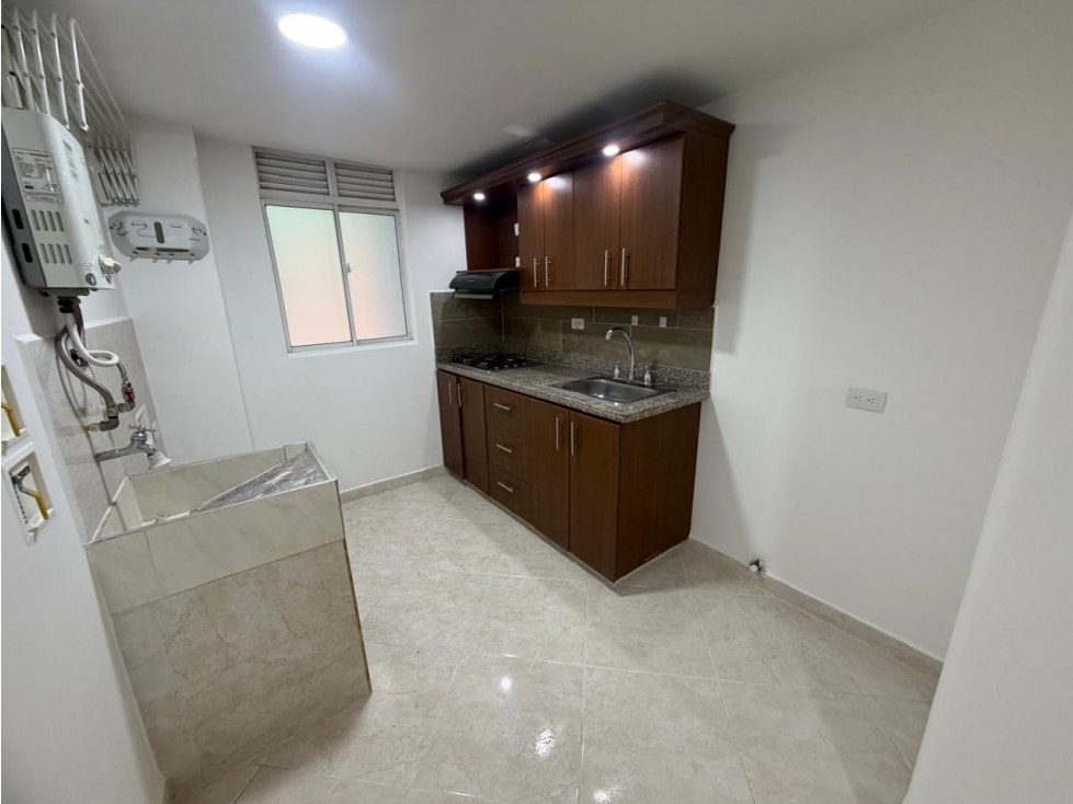 ARRIENDO APARTAMENTO EN LAURELES CON PARQUEADERO — foto 2