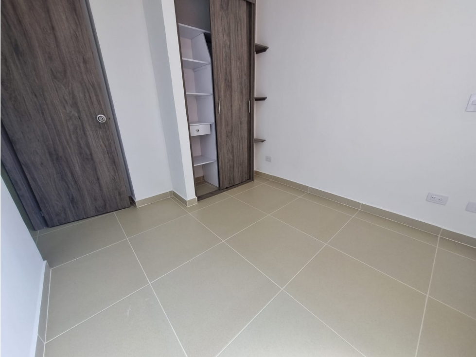 Se Arrienda Apartamento Parqueadero Carro en Laureles. — foto 3