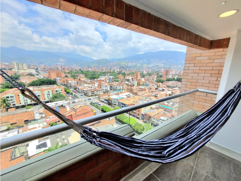Apartamento amoblado en Laureles con excelente vista panorámica.