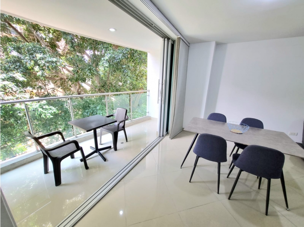 Alquilo apartamento amoblado en Laureles de 2 alcobas y balcón.