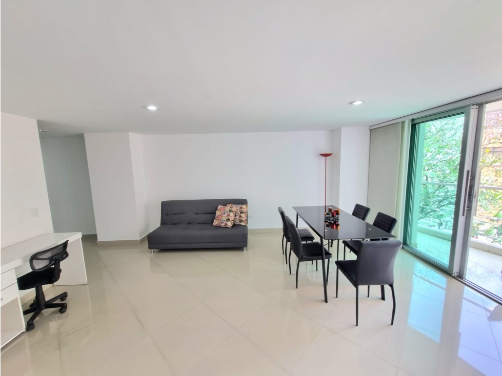 Alquilo amplio apartamento amoblado de 2 alcobas en Laureles. — foto 2