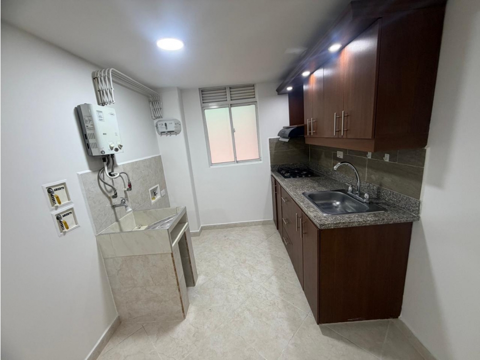 ARRIENDO APARTAMENTO EN LAURELES CON PARQUEADERO — foto 3