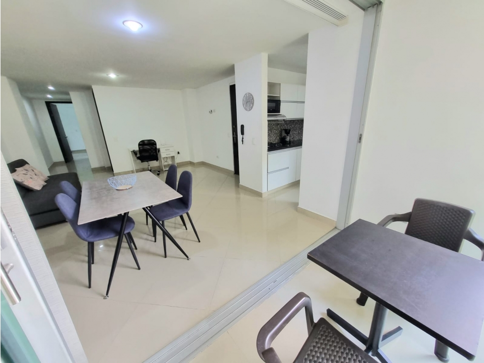Alquilo apartamento amoblado en Laureles de 2 alcobas y balcón. — foto 3