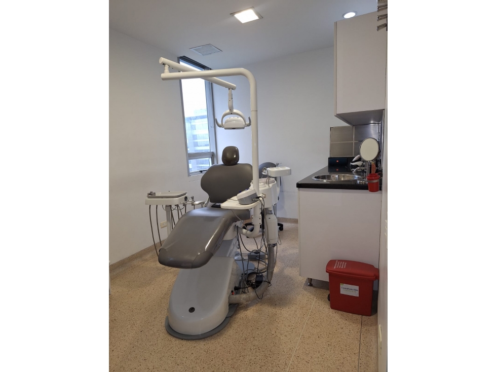LOCAL EN ARRIENDO TORRE MÉDICA CIUDAD DEL RÍO — foto 2