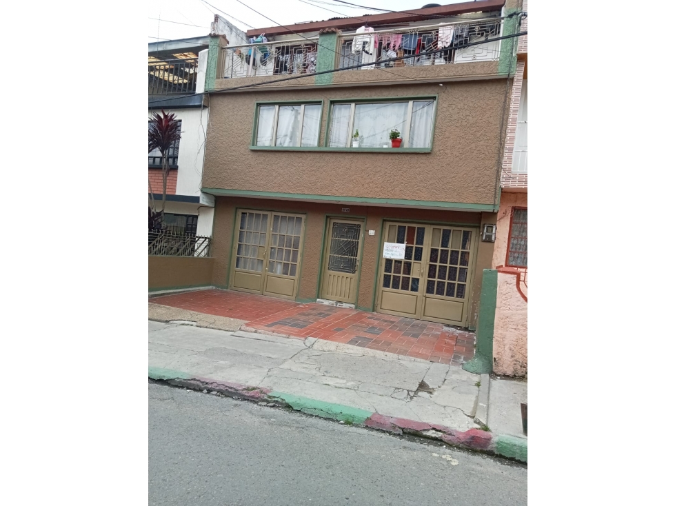 Vendo Casa de 3 pisos con 4 apartamentos 2 locales con baño