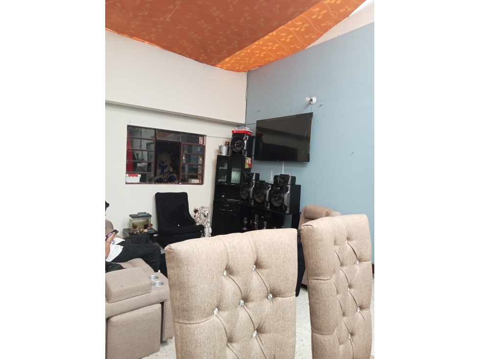Vendo Casa de 3 pisos con 4 apartamentos 2 locales con baño — foto 4