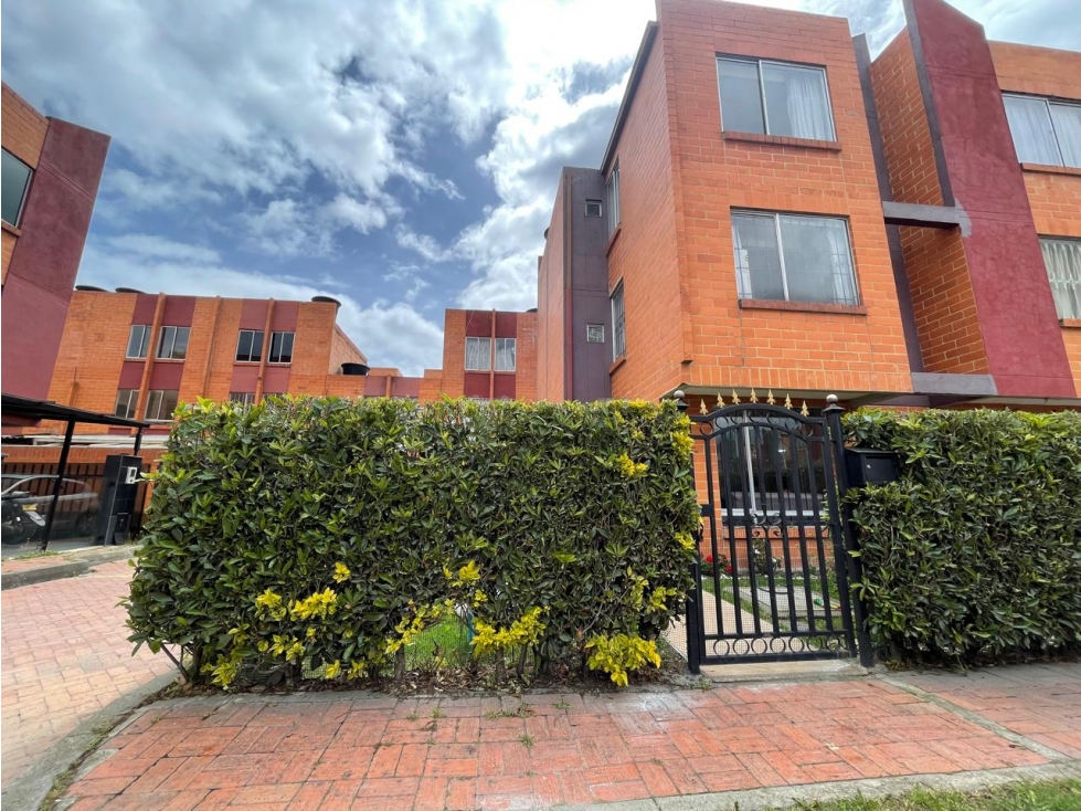 Vendo Casa Esquinera de tres pisos en Quintas de Villa María — foto 4