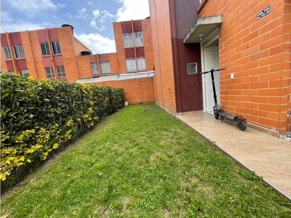 Vendo Casa Esquinera de tres pisos en Quintas de Villa María — foto 3