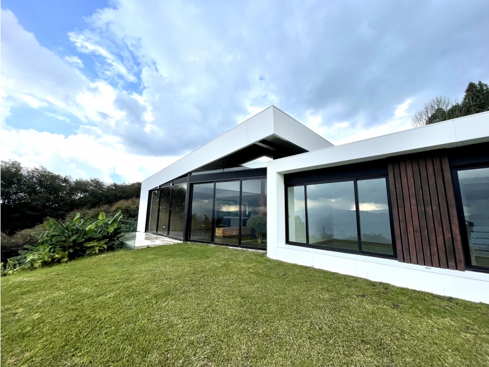 Exclusiva Casa en Venta en Las Palmas, Medellín | Diseño Moderno