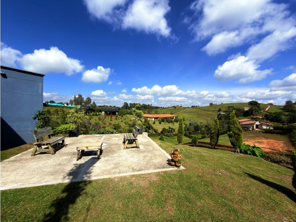 Arquitectura hermosa, espacios amplios y gran zona verde en La Ceja — foto 4