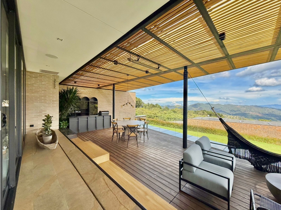 Casa Campestre de Lujo con 2.400 m² de Naturaleza