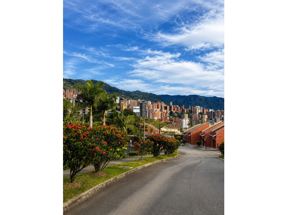 Casa Dúplex en Poblado de 370 m² | 4 Alcobas y Terraza Privada