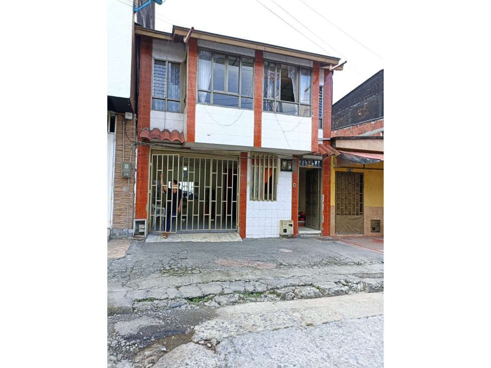 VENDO CASA CON 2 APARTAMENTOS INDEPENDIENTES SOBRE LA CL 34 CALARCA Q