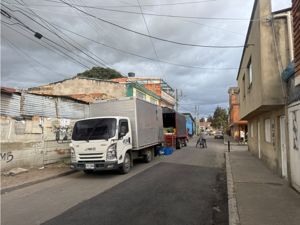 VENTA LOTE 20X8 FUNZA BACATA USO 4 PISOS - 1