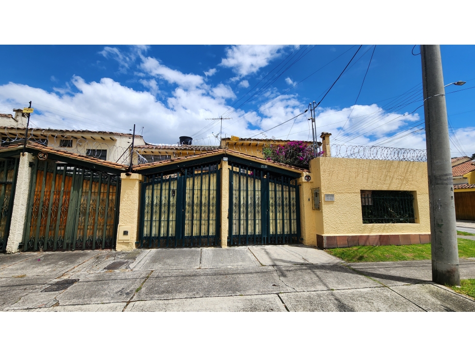 Casa esquinera en venta en Villa Magdala