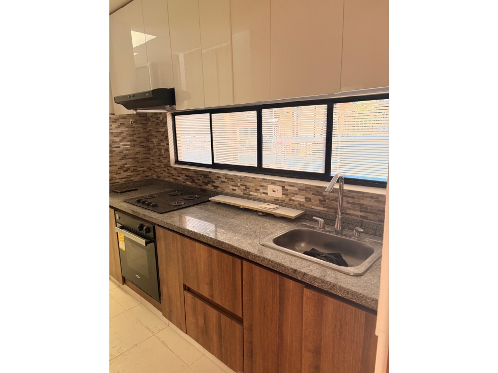 EN VENTA CASA CONJUNTO CERRADO AVENIDA 30 DE AGOSTO — foto 2